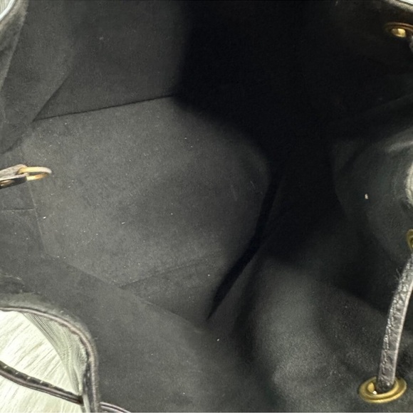 Authentic Louis Vuitton Epi Petit Noe Leather
Shoulder Bag - Picture 11 of 13